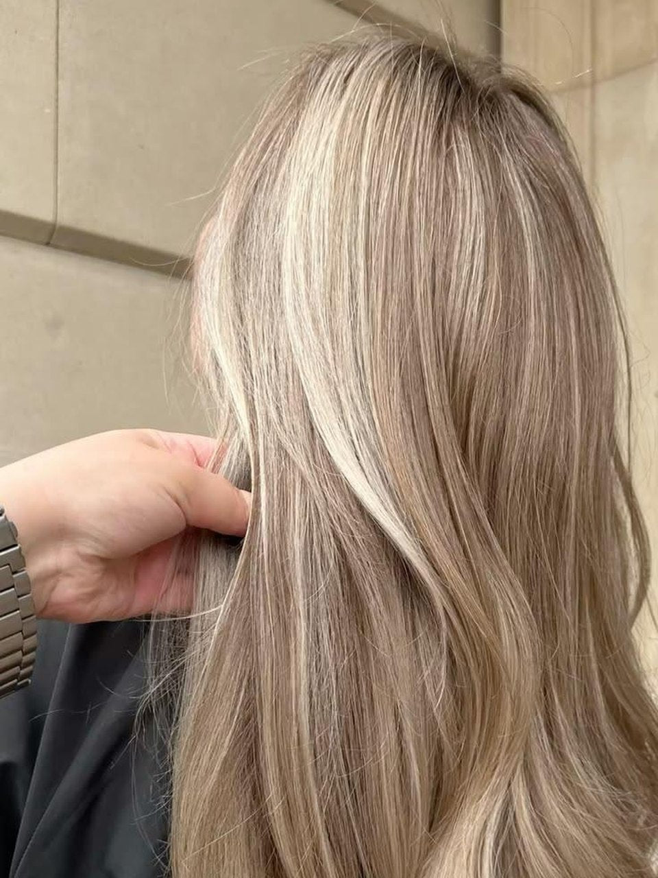Kühle blonde Strähnen aus der Nähe