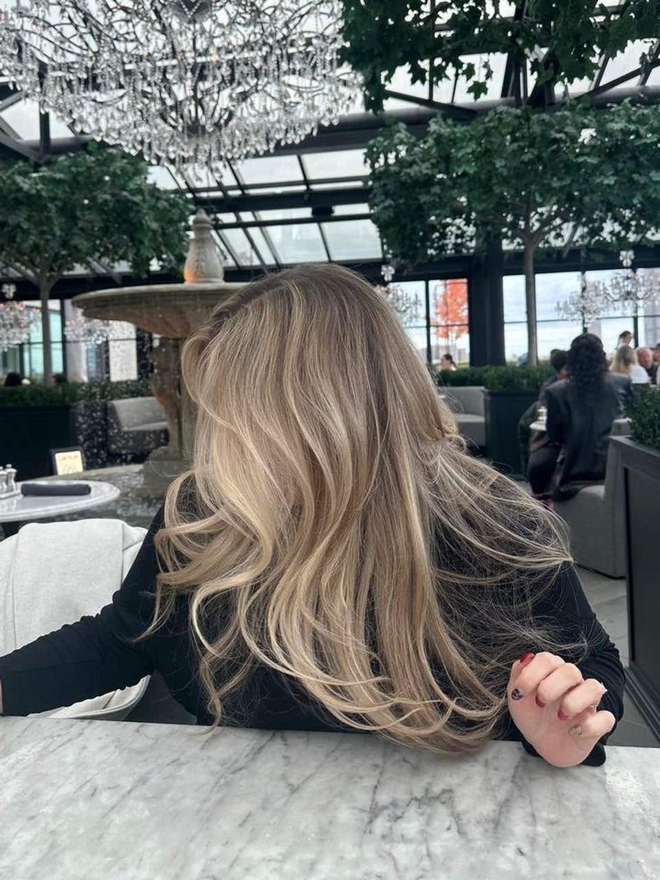 Gewelltes, verlaufendes Blond unter einem Glasdach