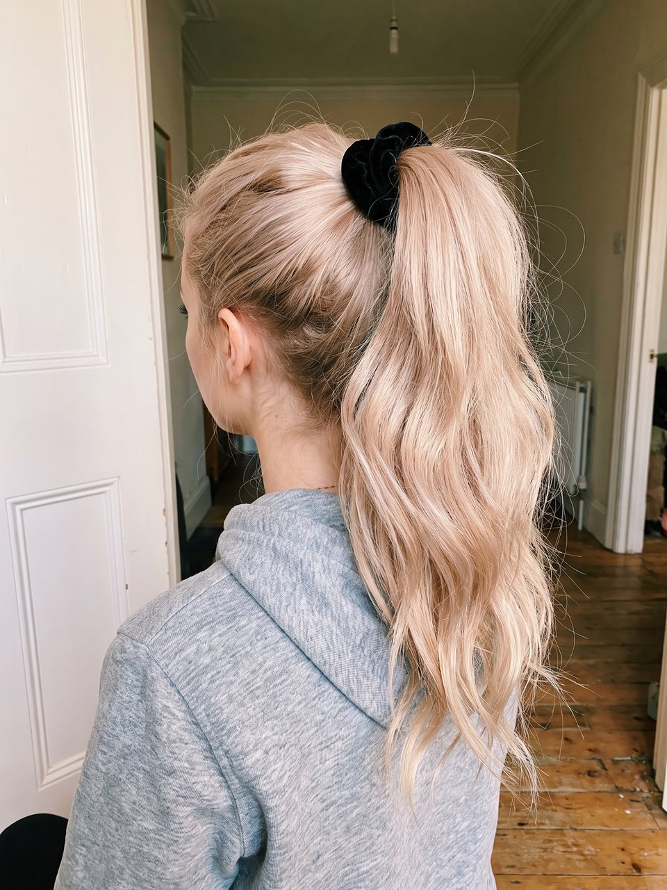 Hoher Pferdeschwanz in Beigeblond von hinten