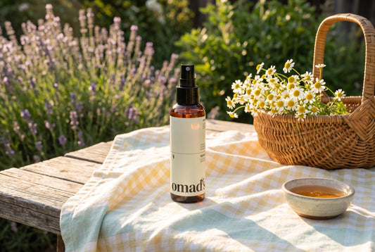 Le spray éclaircissant OMAD'S dans une scène lifestyle naturelle