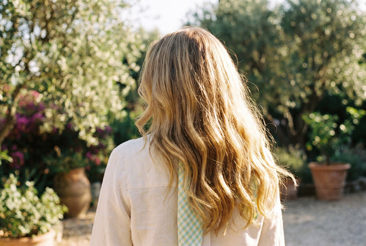 Cheveux blonds lumineux dans un décor OMAD'S