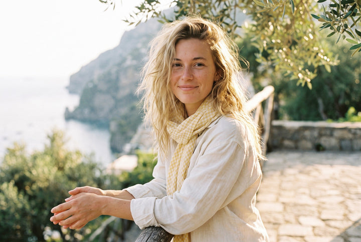 Modèle aux cheveux blonds lumineux dans un décor OMAD'S