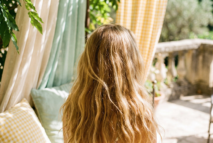 Cheveux blonds lumineux dans un décor OMAD'S