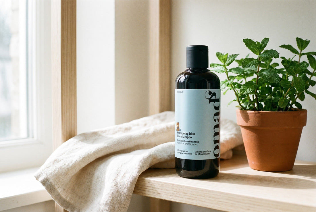 Le shampoing bleu OMAD'S dans une scène lifestyle naturelle