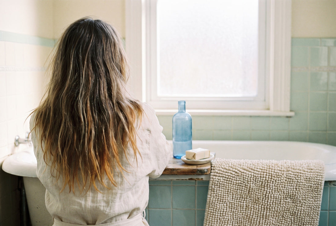 Cheveux blond foncé dans un décor OMAD'S