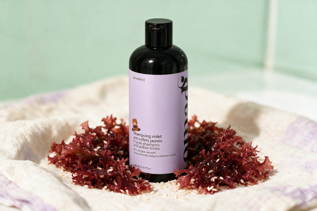 Le shampoing violet OMAD'S entouré de ses ingrédients naturels