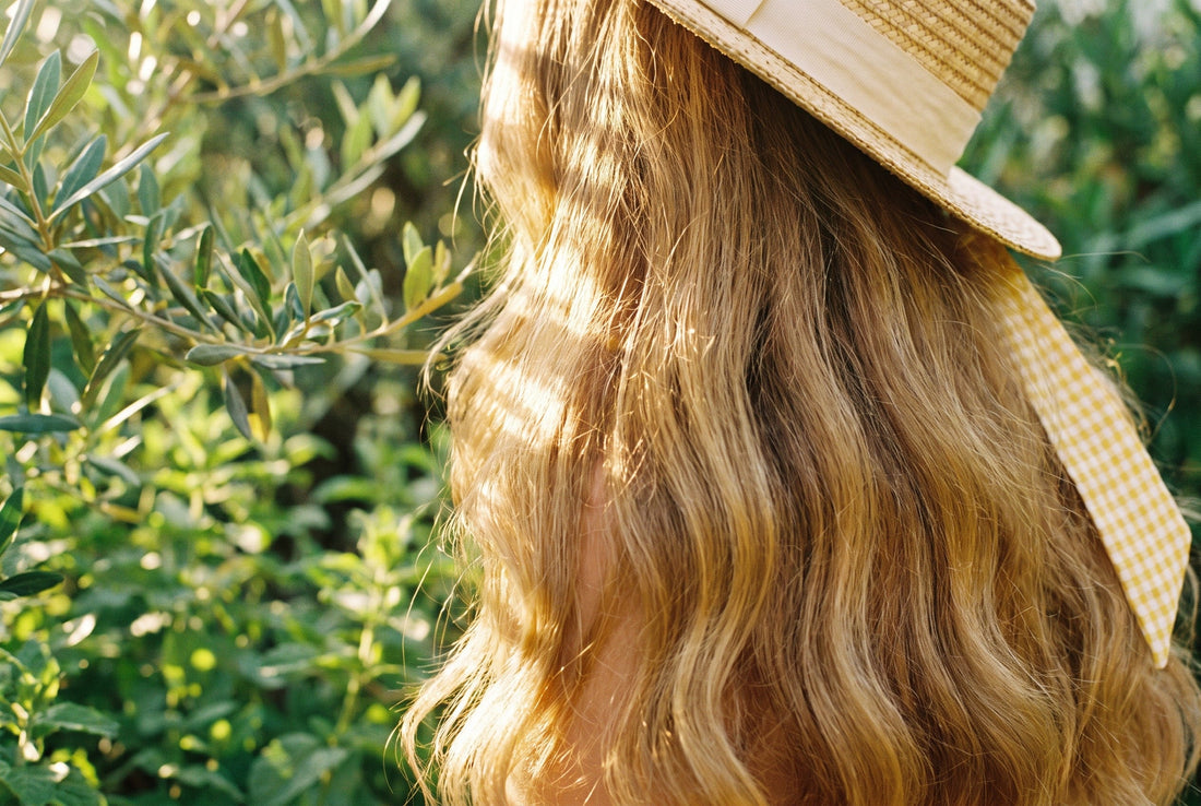 Cheveux blonds lumineux dans un décor OMAD'S