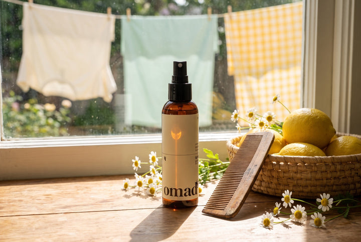 Le spray eclaircissant OMAD'S dans une scene lifestyle naturelle