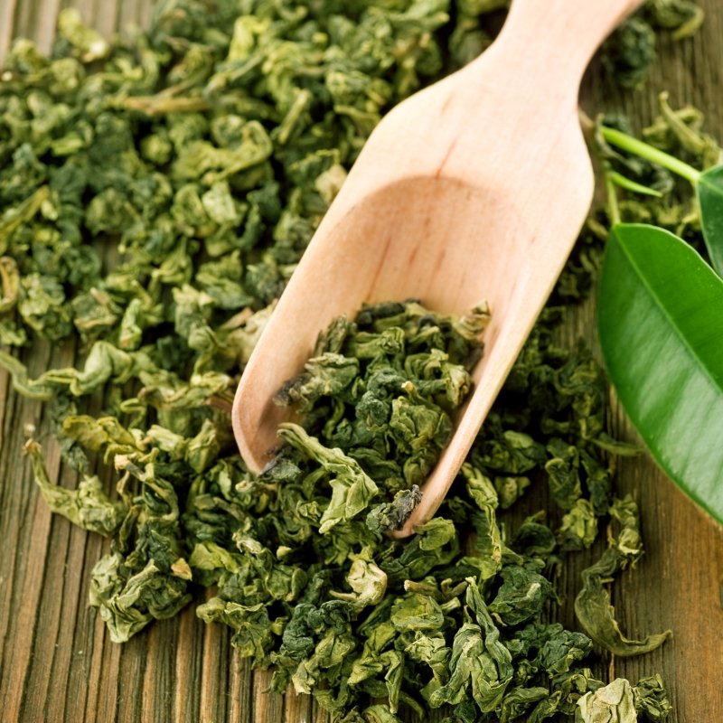 Secrets capillaires dévoilés : le thé vert, l'ingrédient naturel magique pour des cheveux sublimes ! - Omad's