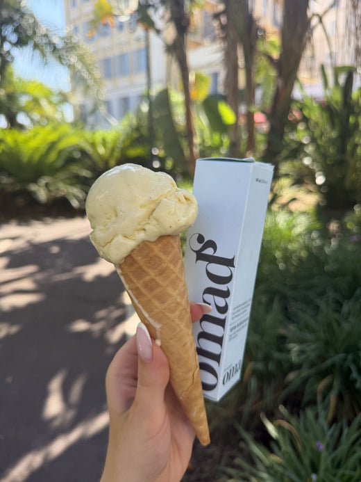 Glace vanille et boite du spray eclaircissant OMAD'S, photo reelle d'ete