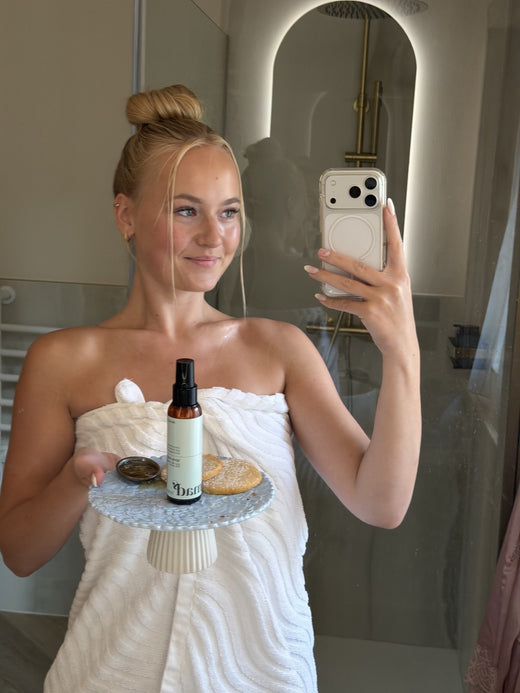 Blondie en serviette devant son miroir, spray eclaircissant pose sur la vasque