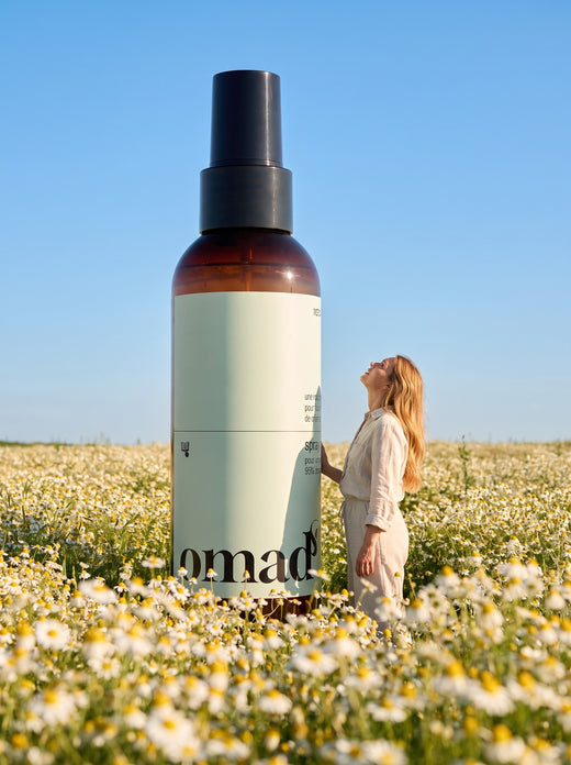 Spray eclaircissant OMAD'S geant dans un champ de camomille