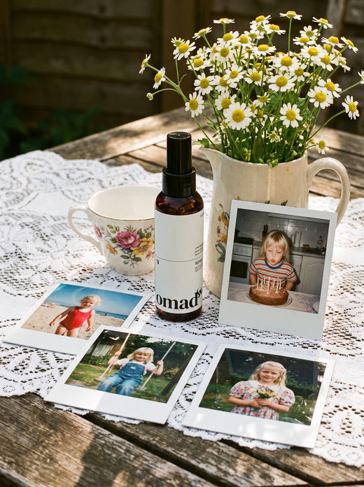 Polaroids de la meme petite fille tres blonde a differents ages