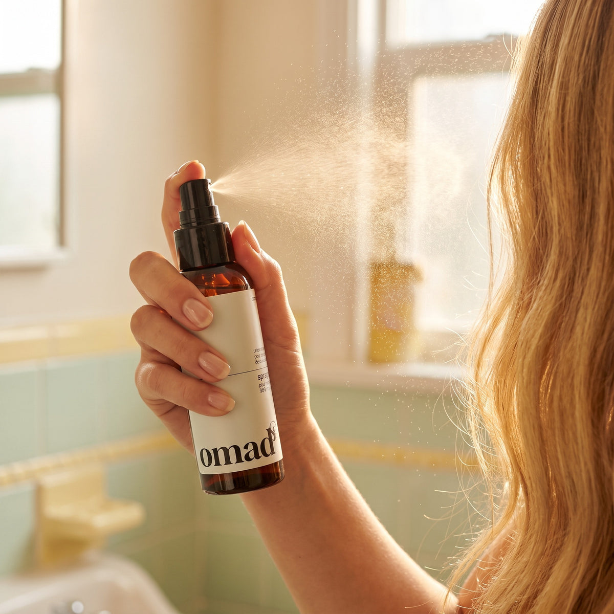 Brume du spray eclaircissant OMAD'S sur cheveux blonds