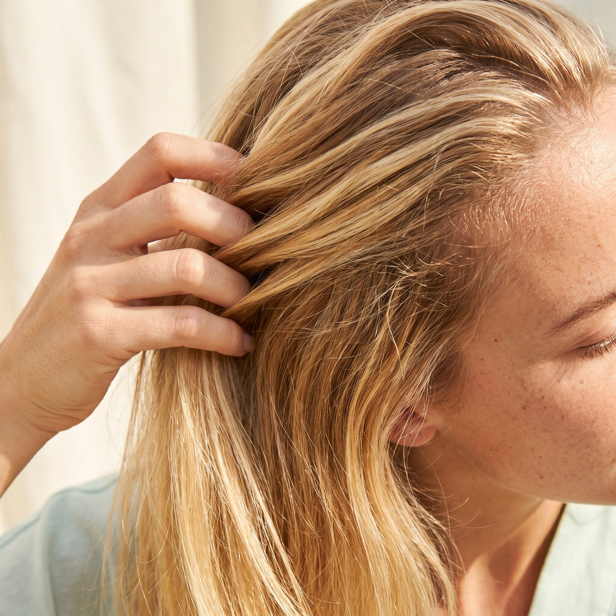 Cheveux blonds dores et lumineux au soleil
