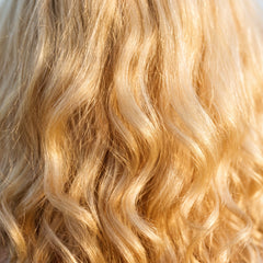 Nuance blond vanille, reflets dores lumineux