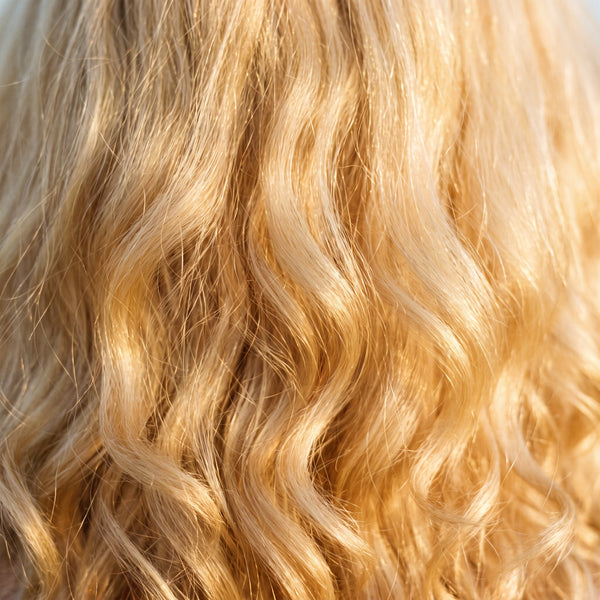 Nuance blond vanille, reflets dores lumineux