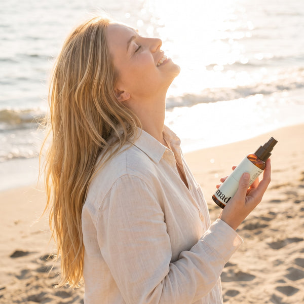 Blonde profitant du soleil d'ete a la plage