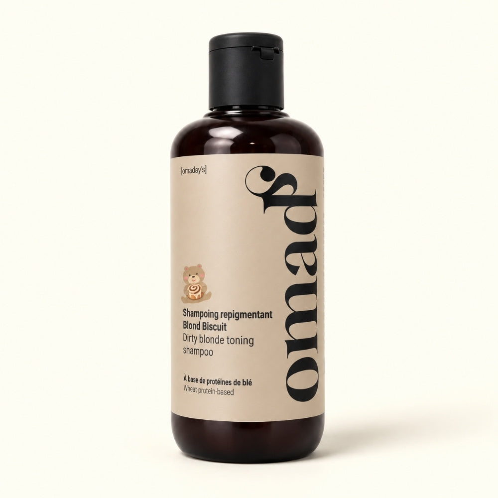 OMAD'S Blond Biscuit Pigment-Shampoo, bernsteinfarbene Flasche vor cremefarbenem Hintergrund